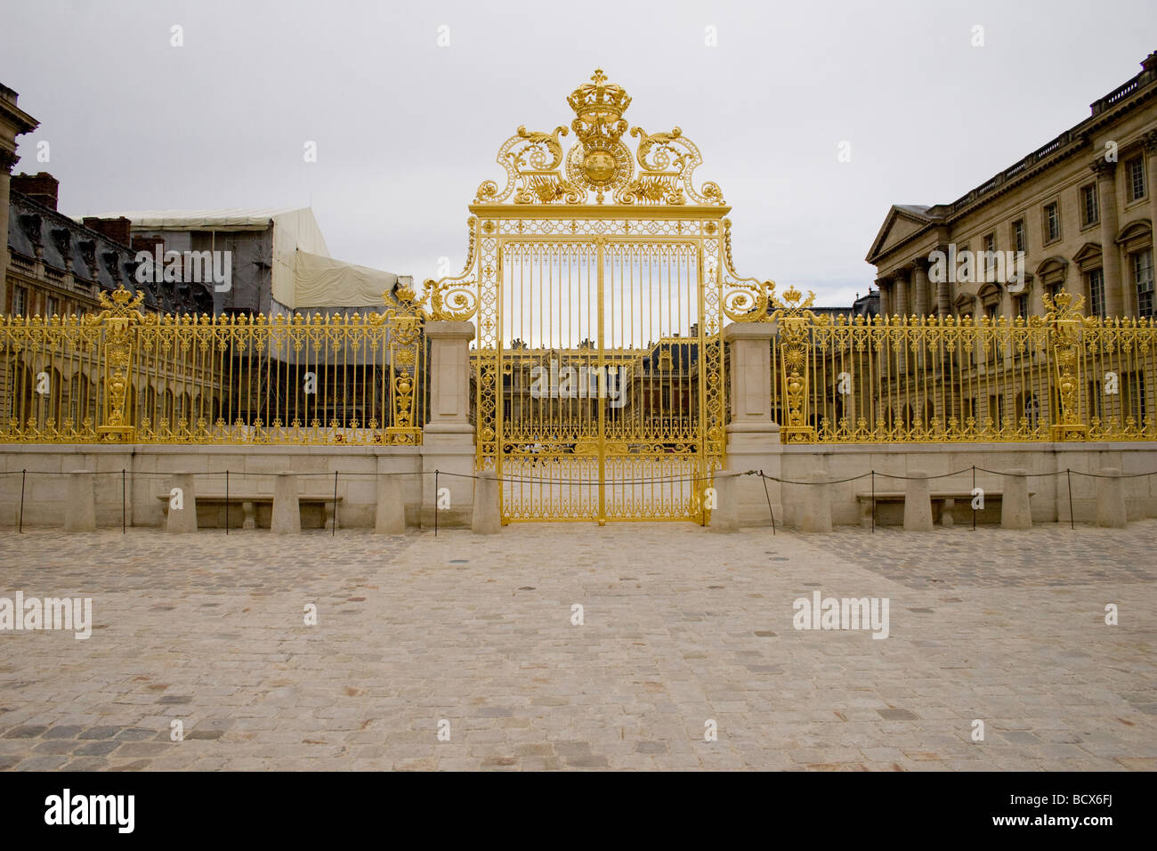Ornate golden cancelli di ingresso al "Palazzo di Versailles', Versailles, Parigi, Francia Foto Stock