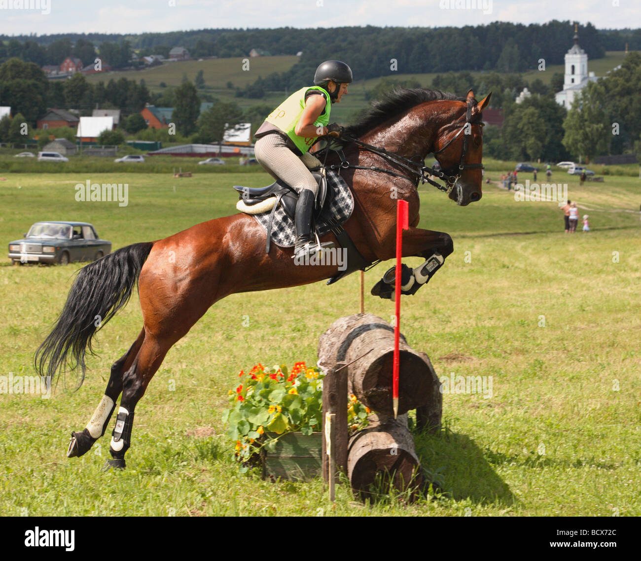 Cavallo e cavaliere saltando sopra un ostacolo nel cross country fase del concorso Foto Stock