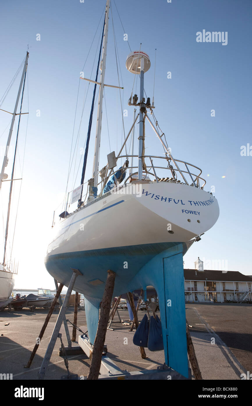 Barca yacht sulla terra. puntellato. blue sky. Foto Stock