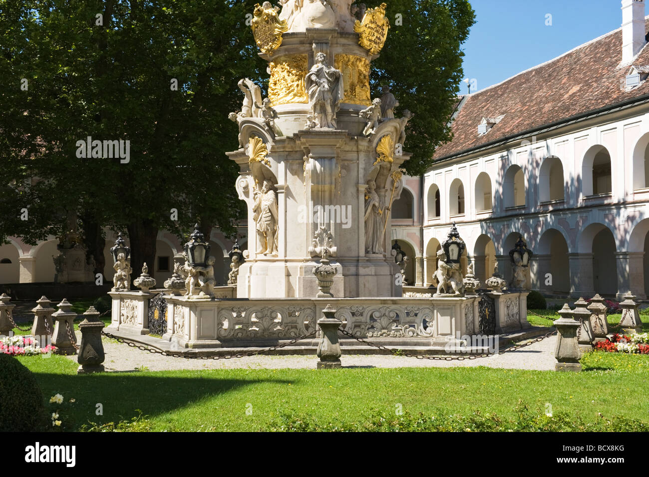 Barocchi di colonna della santa Trinità nel cortile del Stift Heiligenkreuz , una abbazia cistercense in Austria Foto Stock