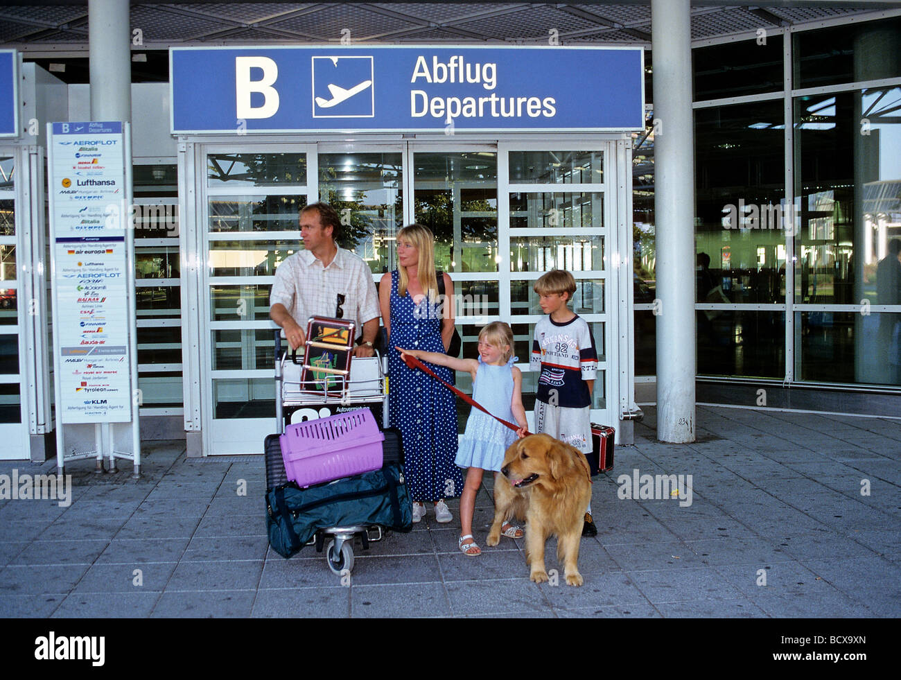 Famiglia con cane e gatto in aeroporto Foto Stock