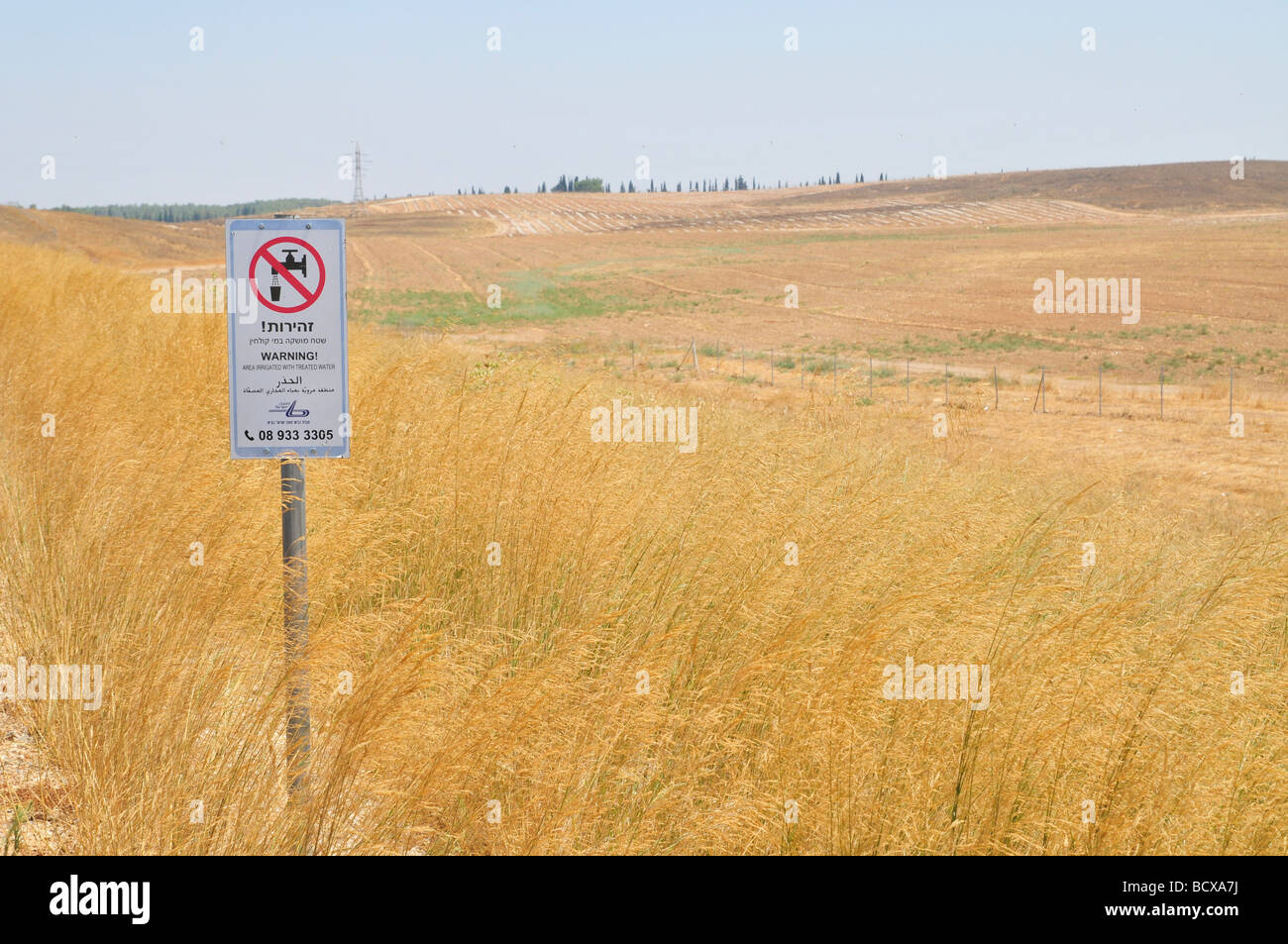 Israele Highway 6 un segnale di avvertimento in Inglese Ebraico e Arabo la lettura delle superfici irrigate con acqua trattata 20 Luglio 2009 Foto Stock