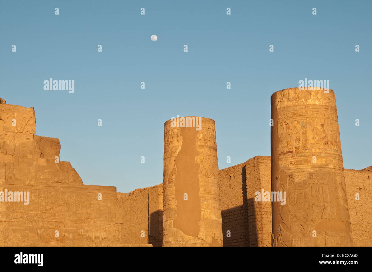 Egitto Kom Ombo tempio outdoor colonne pilastri supporta blue sky bs iconico simbolo egizio Foto Stock