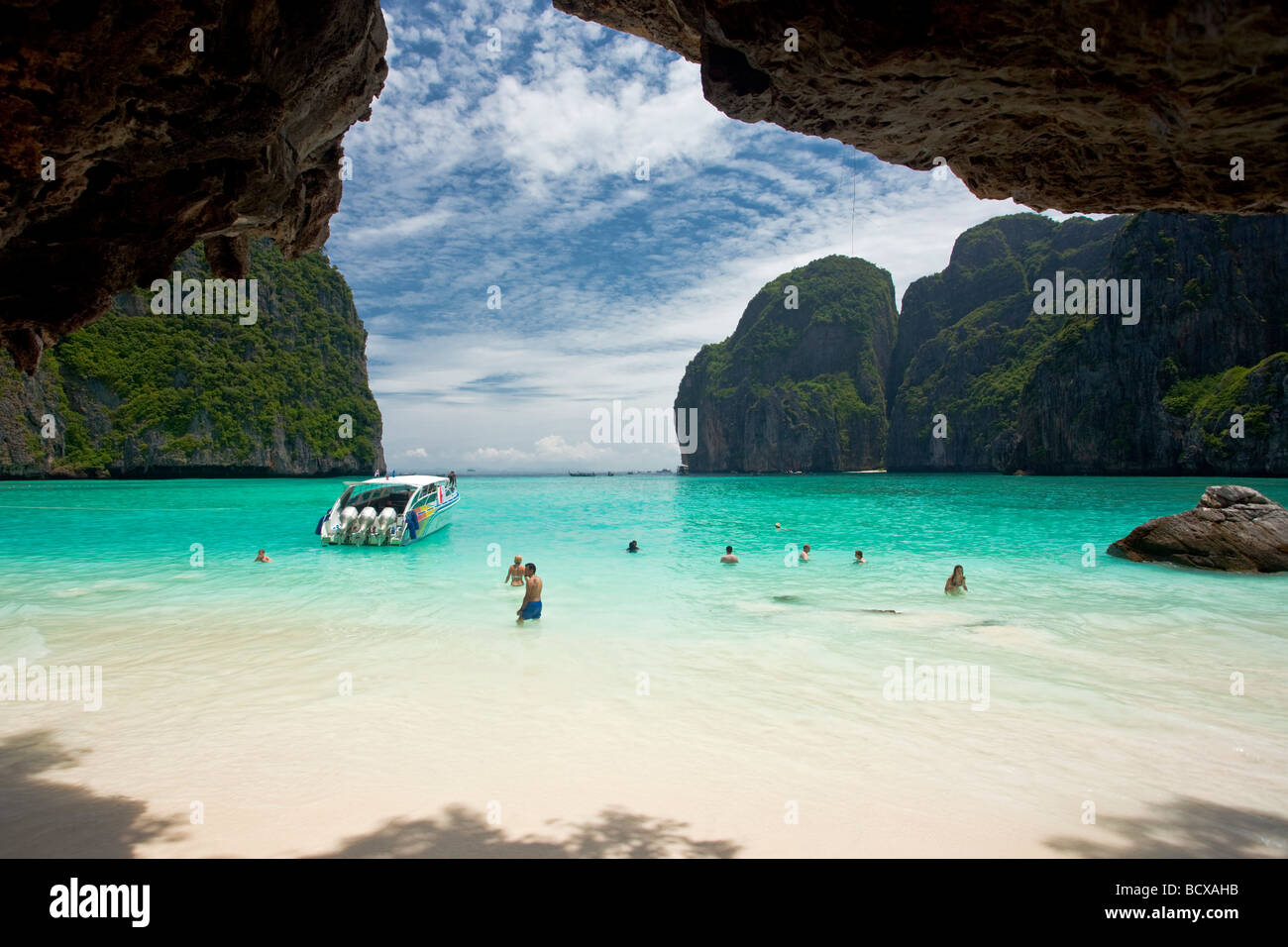 I vacanzieri godere l'acqua a Ko Phi Phi Leh, o meglio conosciuta come Ao Maya o "spiaggia", nel Mare delle Andamane, Thailandia Foto Stock