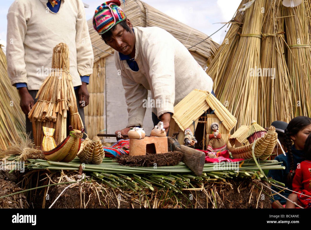 Abitante di uno degli Uros isole galleggianti, nel lago Titicaca, Perù. È lui che mostra i turisti il processo di istituzione di esso. Foto Stock