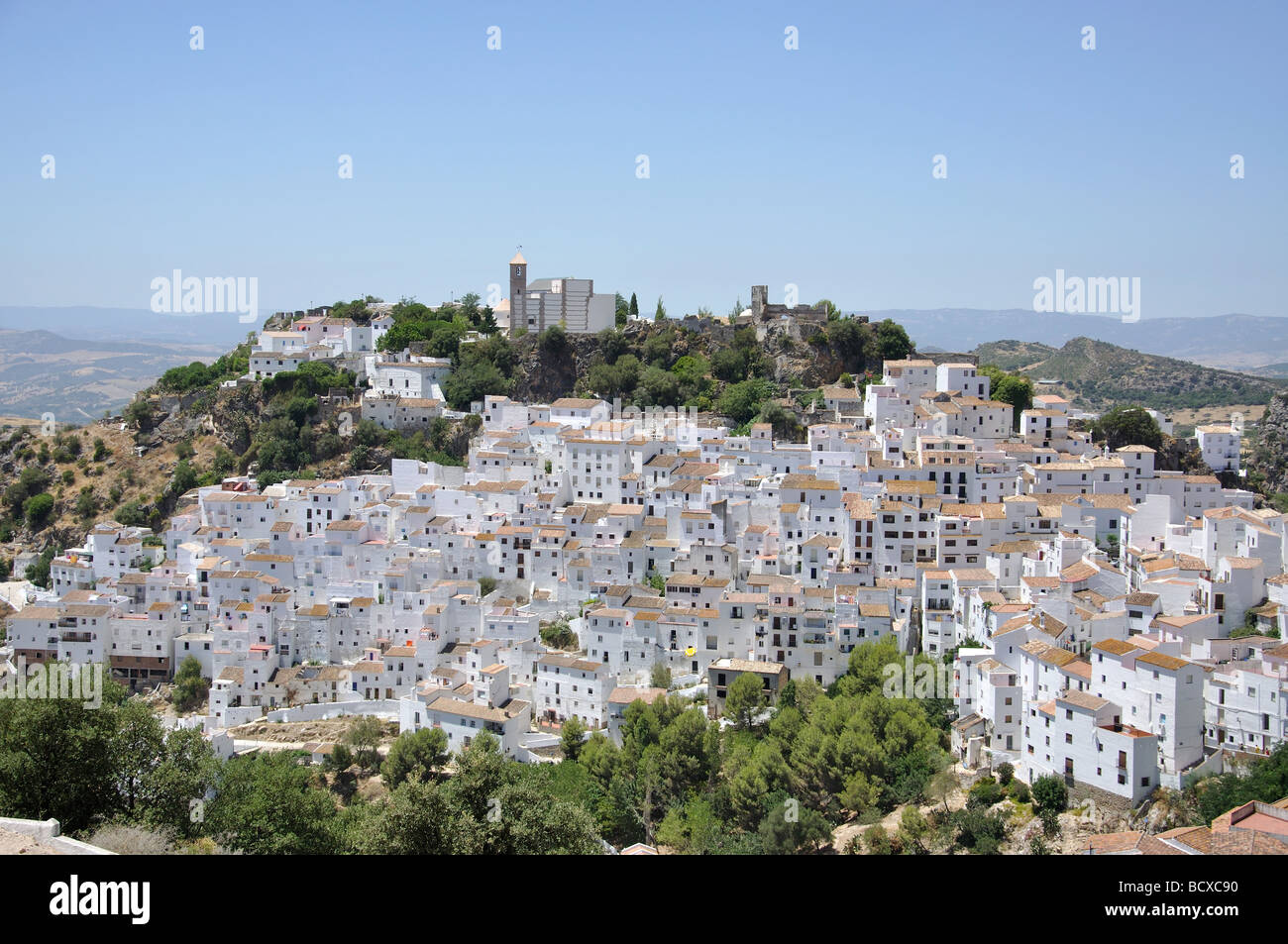 Vista della bella città andalusa di Casares, Costa del Sol, provincia di Malaga, Andalusia, Spagna Foto Stock