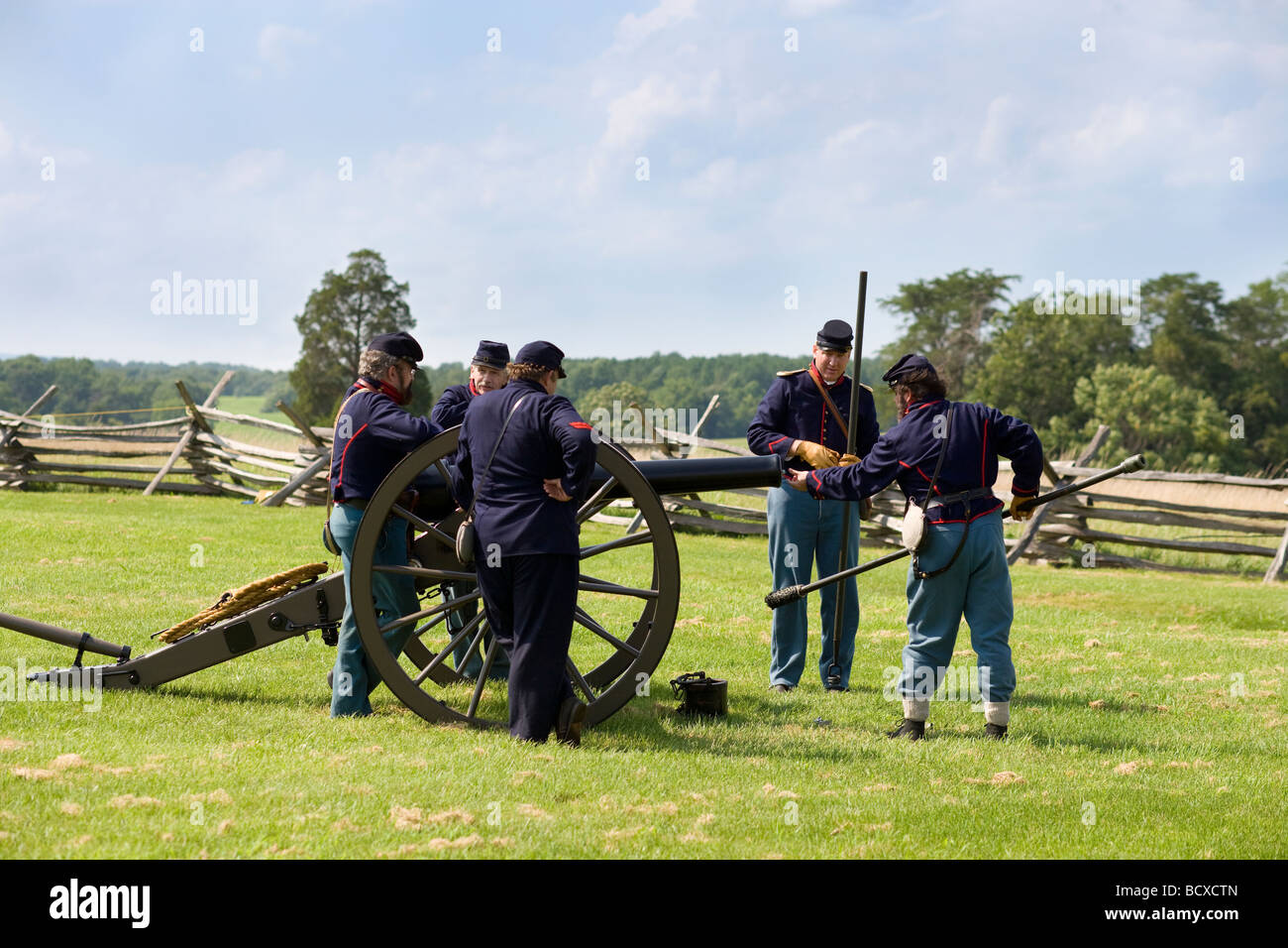 Caricamento di un fucile Parrott cannon a casa di Henry Hill. Rievocazione storica a Manassas National Battlefield Park. Foto Stock