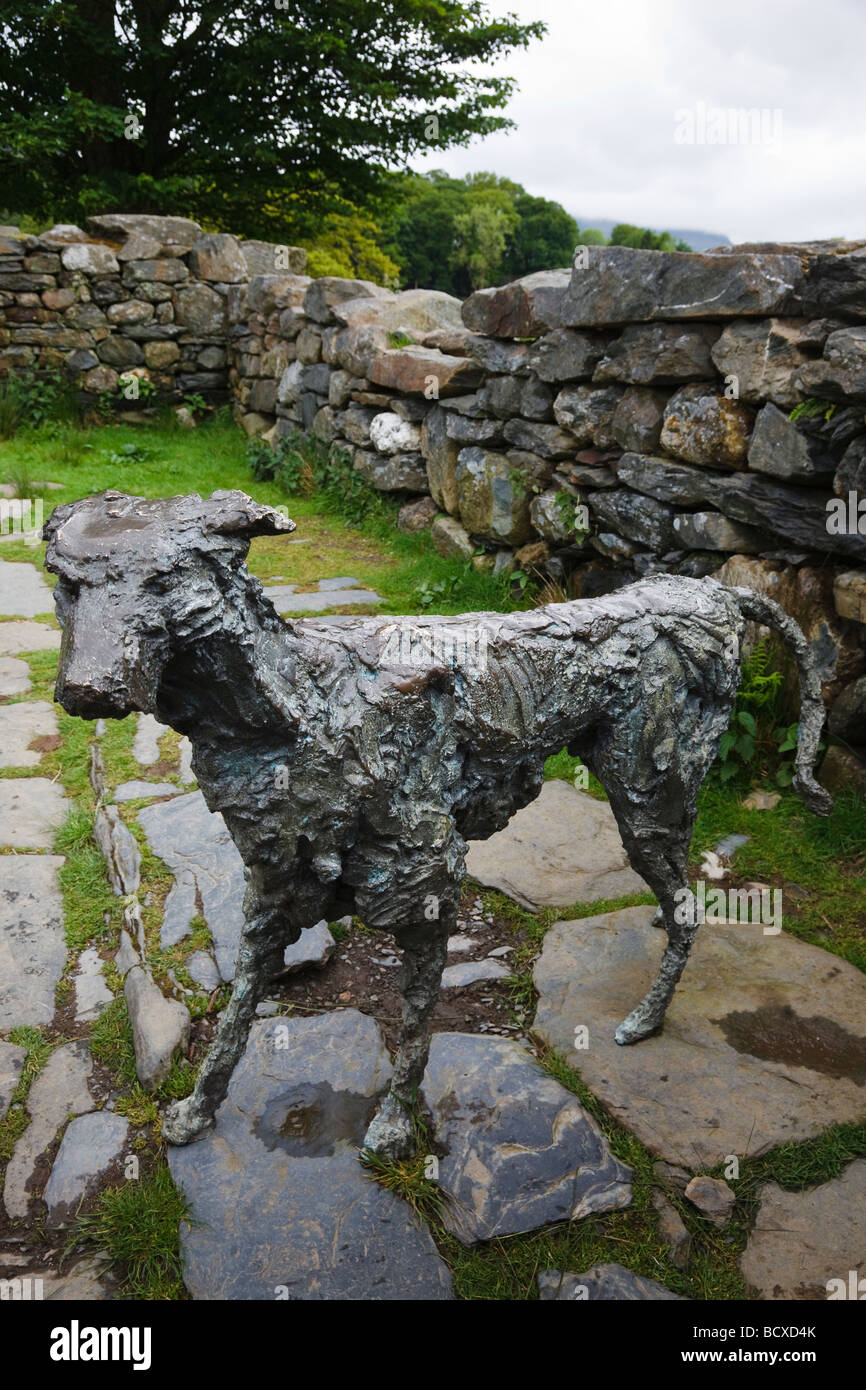 Scultura di Gelert Gelert vicino la sua tomba a Beddgelert nel Parco Nazionale di Snowdonia, Gwynedd, Galles Foto Stock