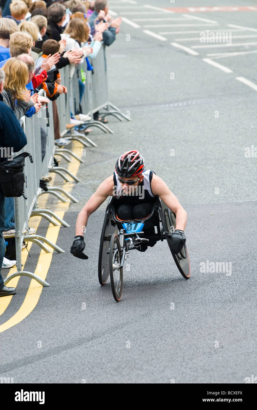 Atleti disabili racing in una maratona Manchester REGNO UNITO Foto Stock
