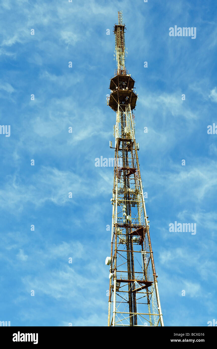Torre di telecomunicazioni oltre il cielo blu Foto Stock