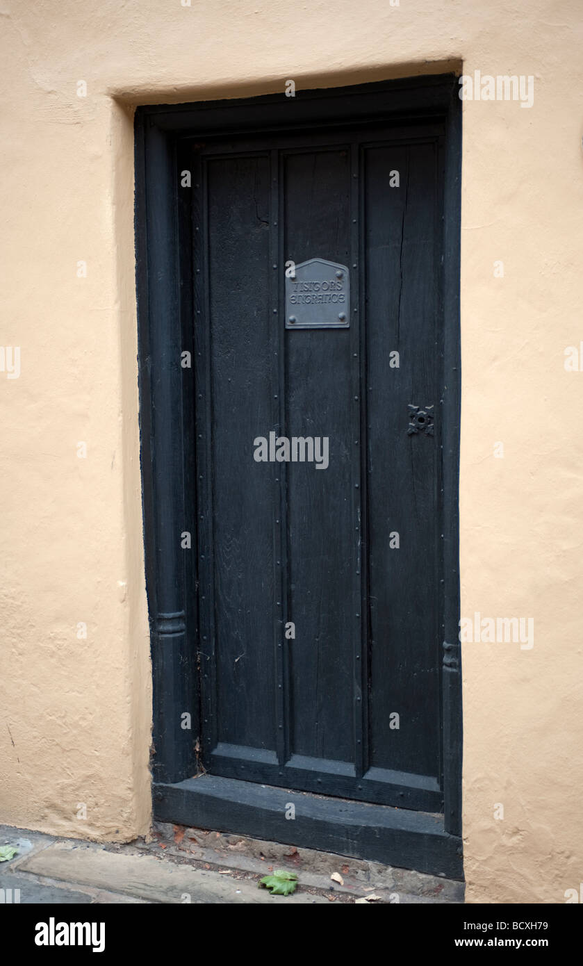 Vecchio tradizionale in legno nero set porta in una parete. Foto Stock