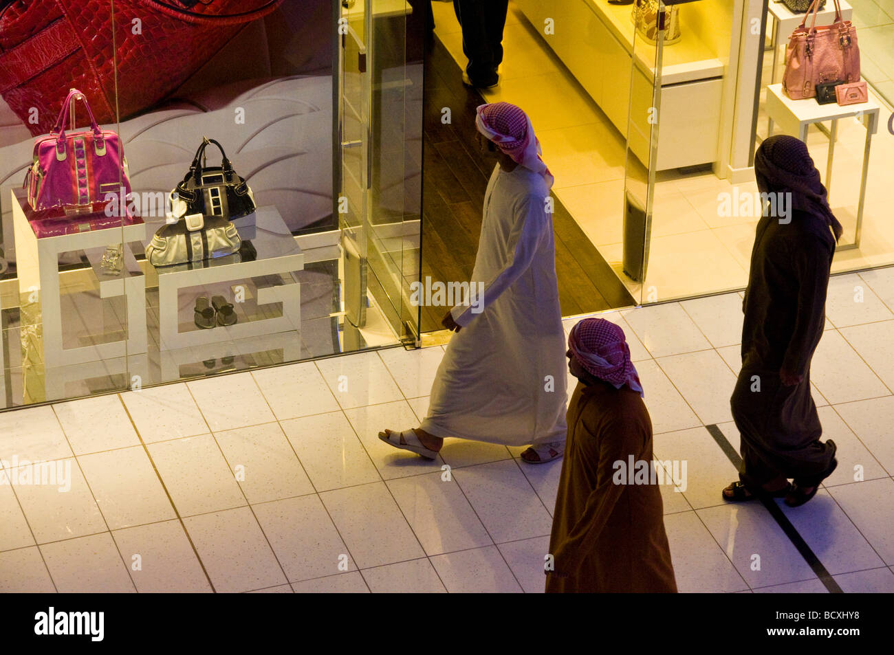 Shopers locale nel centro commerciale di Dubai Foto Stock