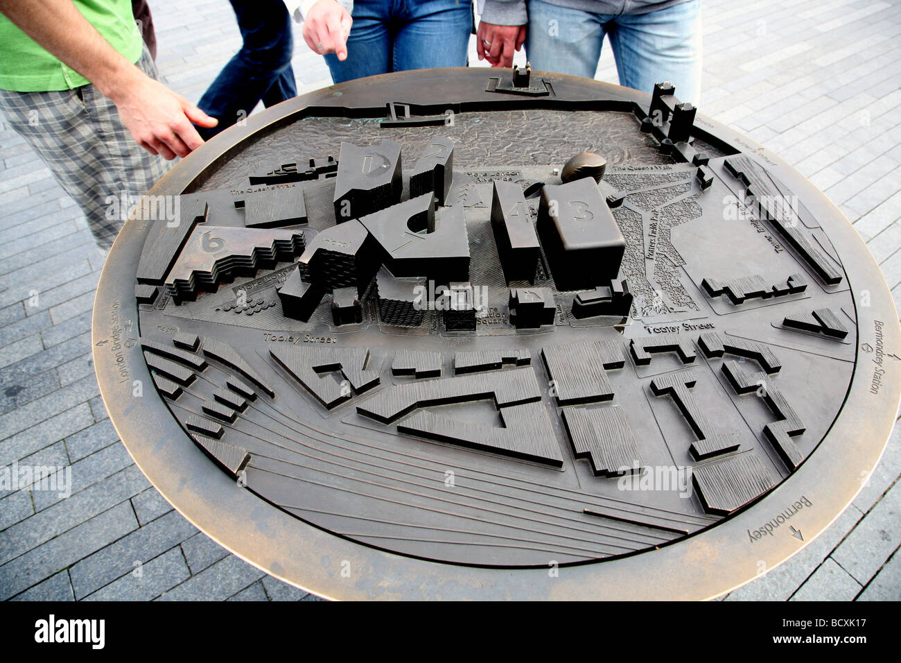 I turisti con 3D mappa vicino al Tower Bridge, Londra Foto Stock