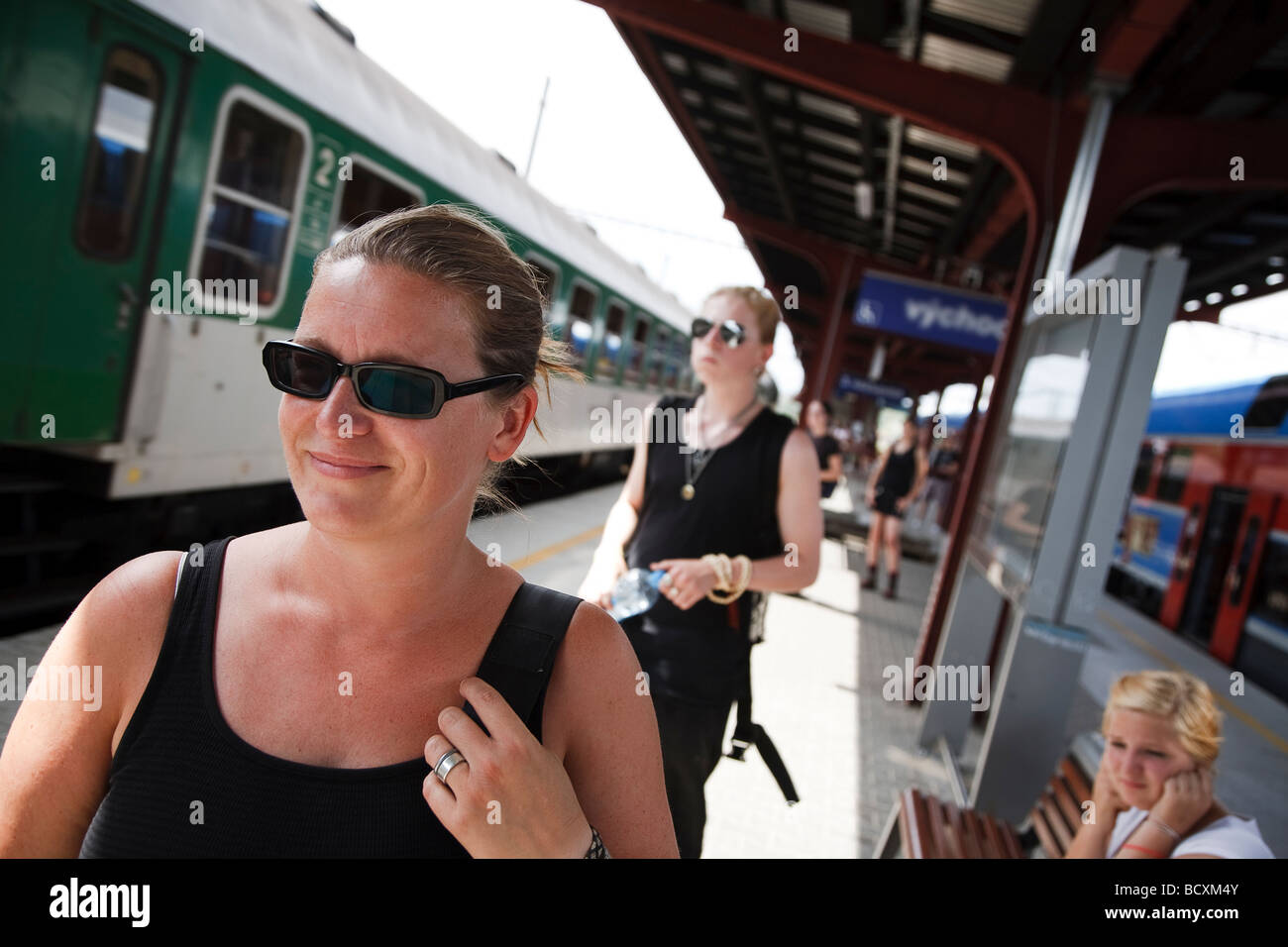 Persone di salire a bordo di un treno in una stazione ferroviaria Foto Stock