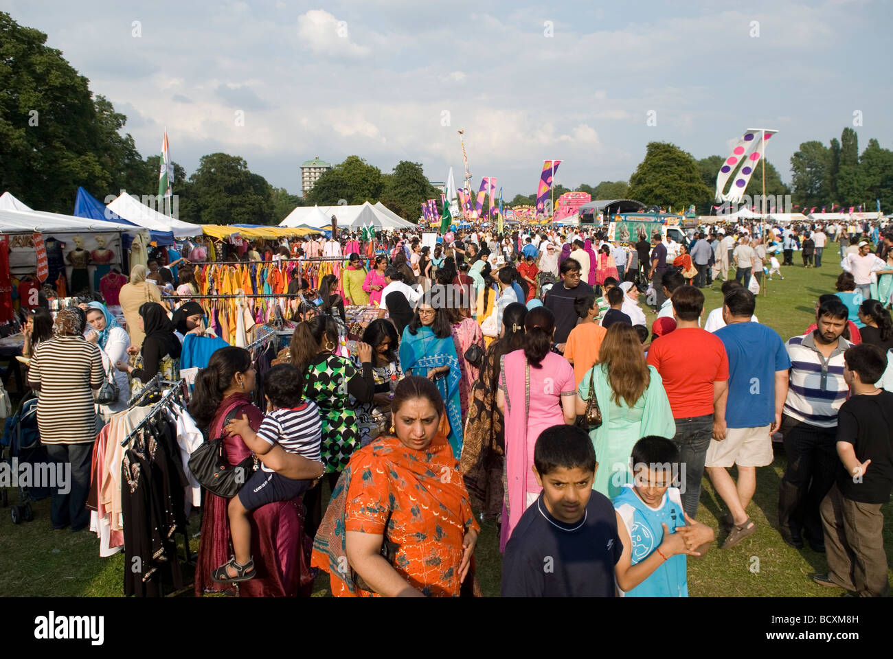 La gente alla Mela evento asiatico a Manchester REGNO UNITO Foto Stock