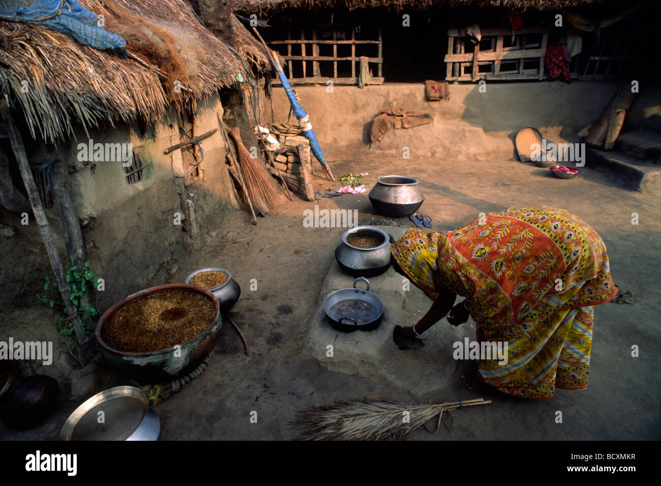 India, Bengala Occidentale, Sunderbans, Delta del Gange, donna indiana che cucina Foto Stock