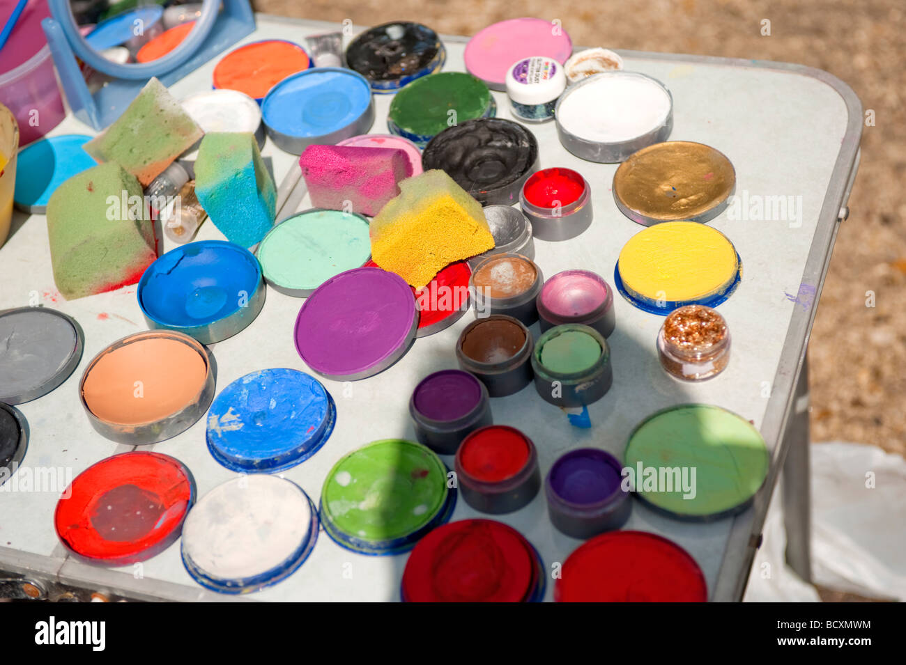 Trucco colorato per la pittura del viso e del corpo su un tavolo Foto Stock