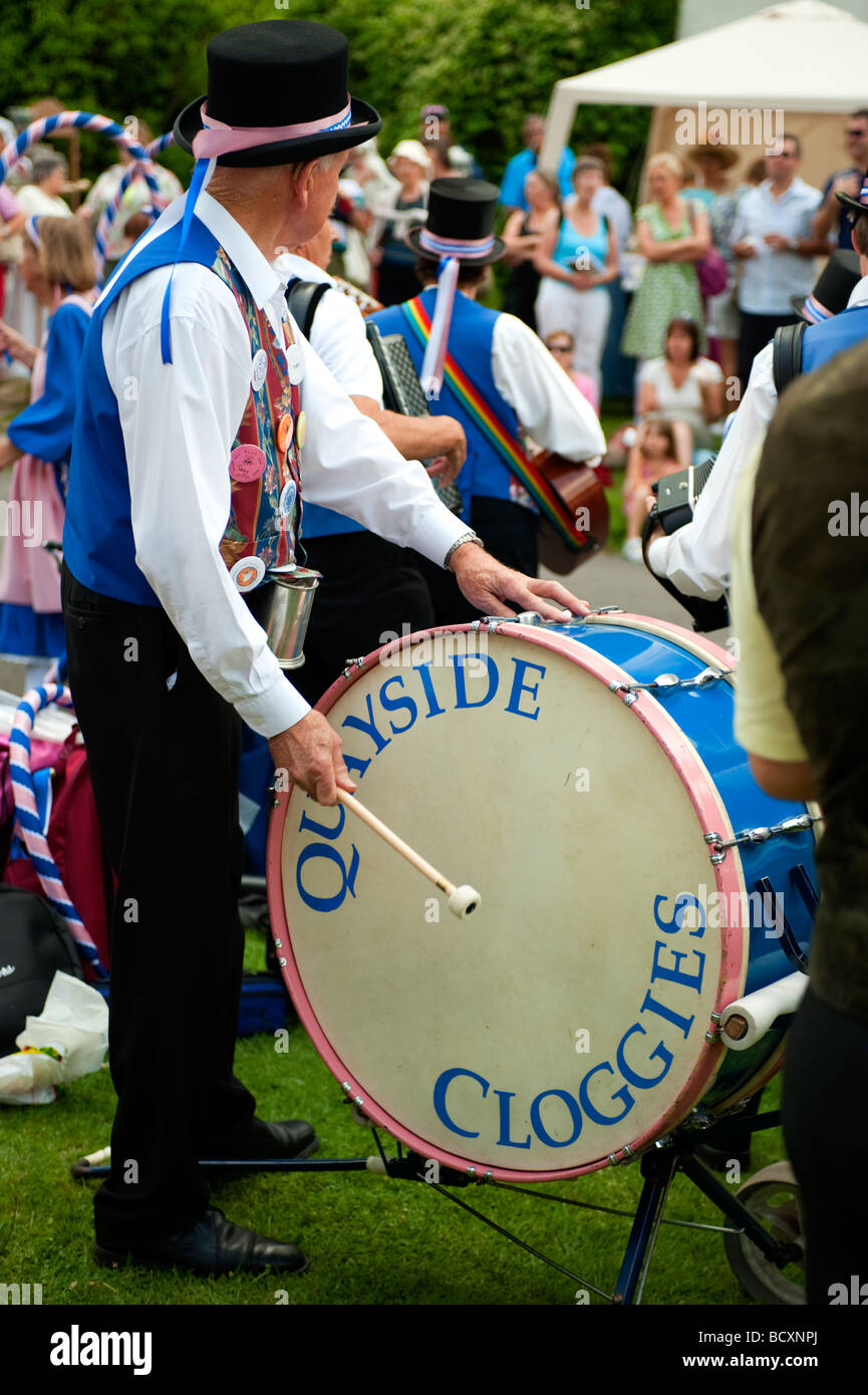 Batterista per i Quayside Cloggies, ballerini tradizionali. Foto Stock