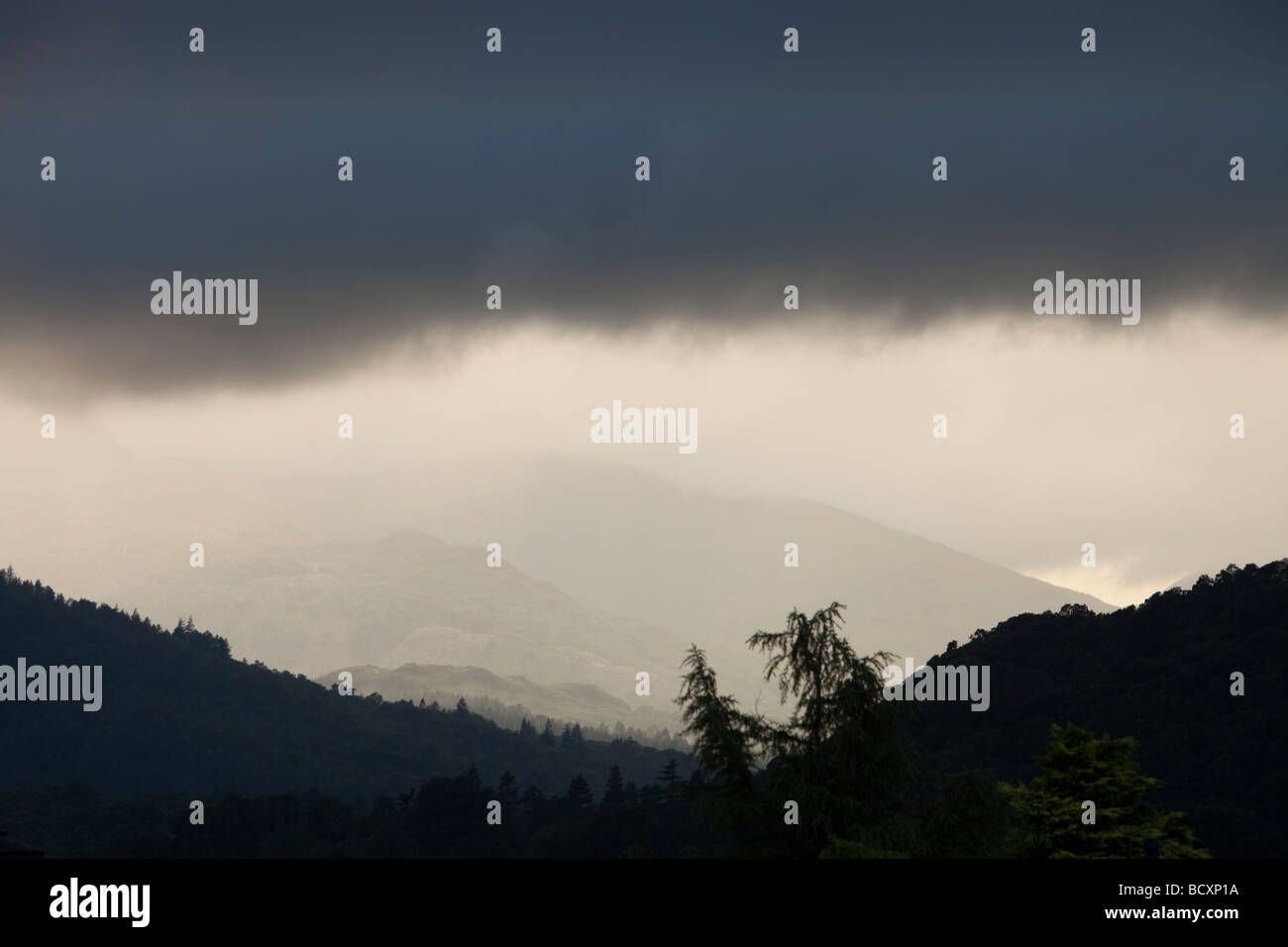 Un meteo cancella anteriore nel distretto del lago di montagna con condizioni meteo più chiare provenienti dall'occidente Ambleside Cumbria Regno Unito Foto Stock