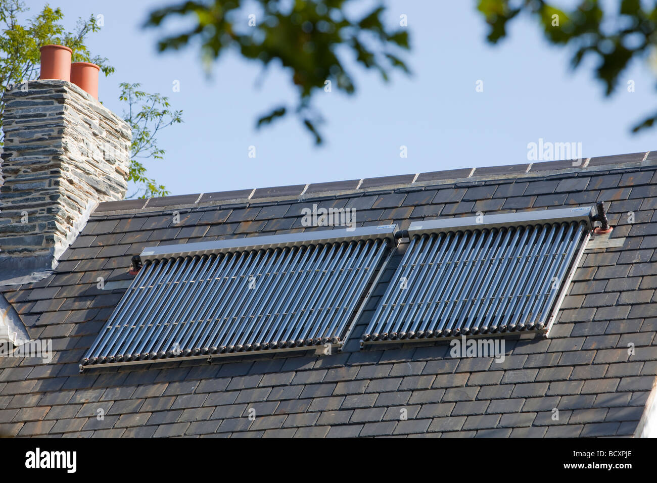Caloriferi di Acqua Solari su un tetto di casa vicino a Loughborough LEICESTERSHIRE REGNO UNITO Foto Stock