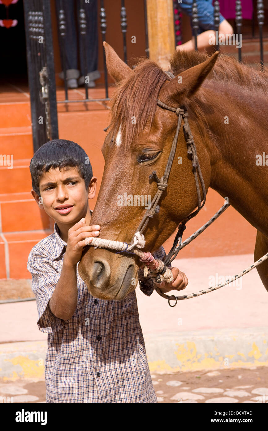 Ragazzo e cavallo sulla strada di El Quelite, Messico Foto Stock