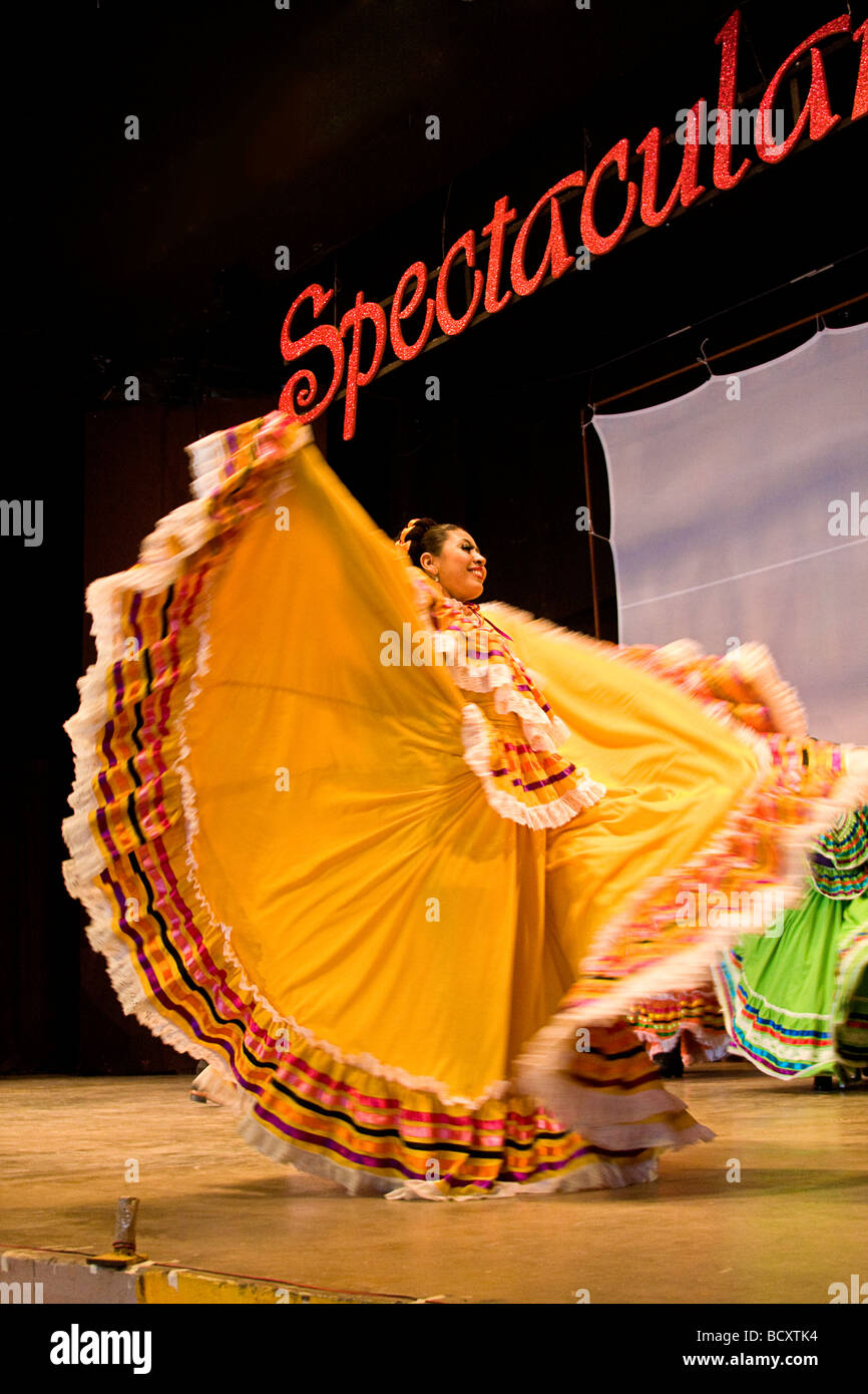 Ballerini al Viva Messico prestazioni di Spectaculare, una danza e cultura mostra in mazatlan, Messico Foto Stock