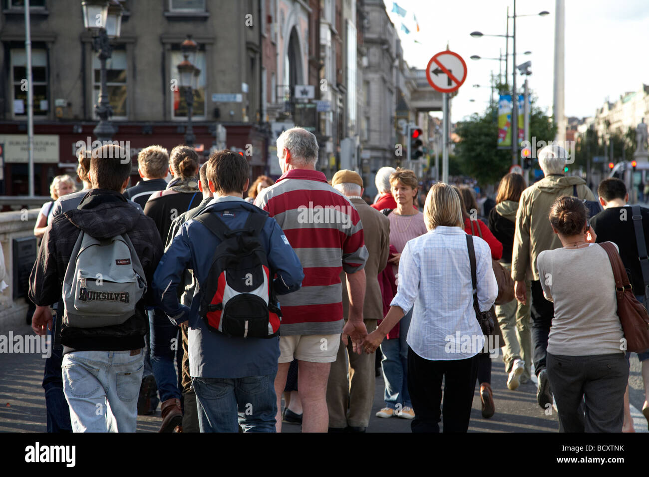 I turisti e la gente del posto occupato di attraversamento del ponte oconnell nel centro della città di Dublino Repubblica di Irlanda Foto Stock