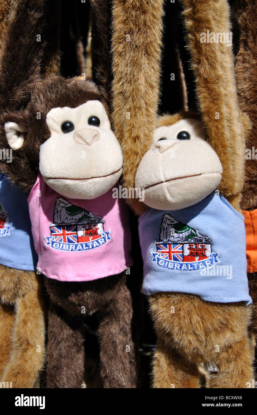 Giocattolo morbido Gibilterra scimmie per la vendita, Main Street, Città di Gibraltar, Gibilterra Foto Stock