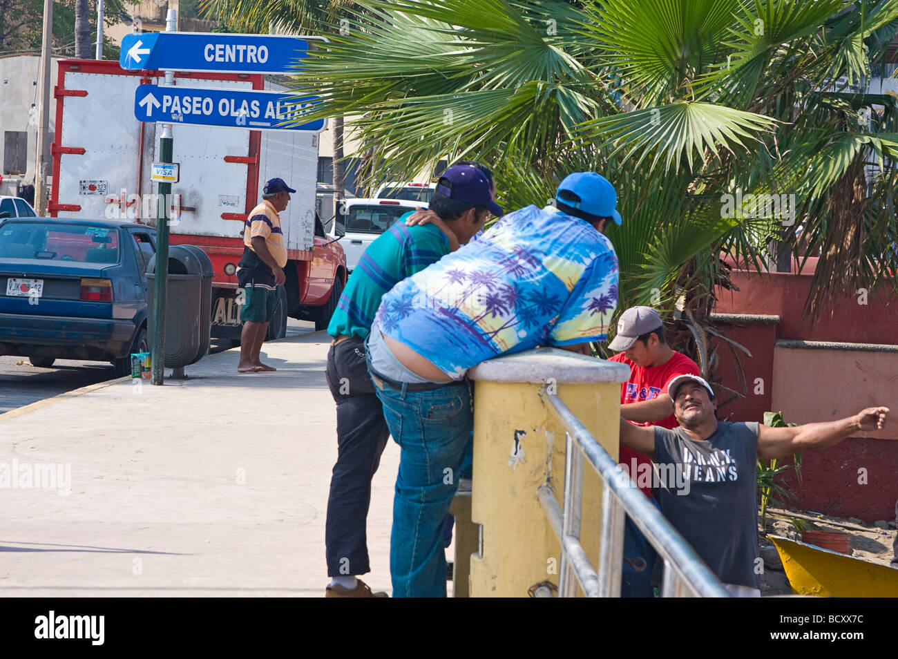 Scena di strada vicino a dove i pescatori di pesce pulito ogni mattina sul Malecon, la famosa striscia di spiaggia di Mazatlan Messico Foto Stock