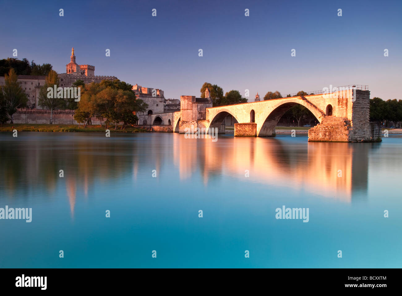 Pont St Benezet oltre il Fiume Rodano con Palais des Papes, Avignon Francia Foto Stock