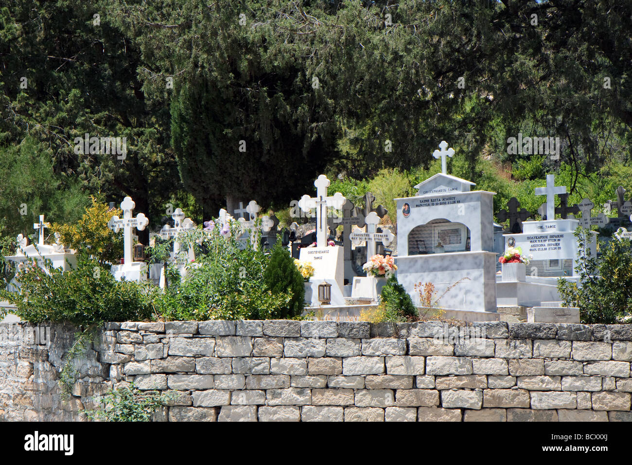 Vista di un cimitero in un villaggio cipriota Foto Stock