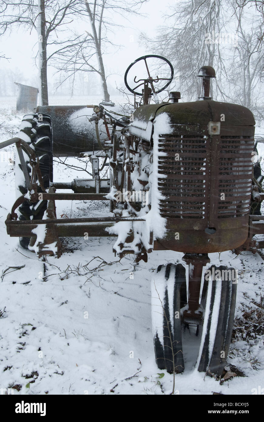 Antico trattore internazionale in una tempesta di neve in noce Ridge Arkansas Foto Stock