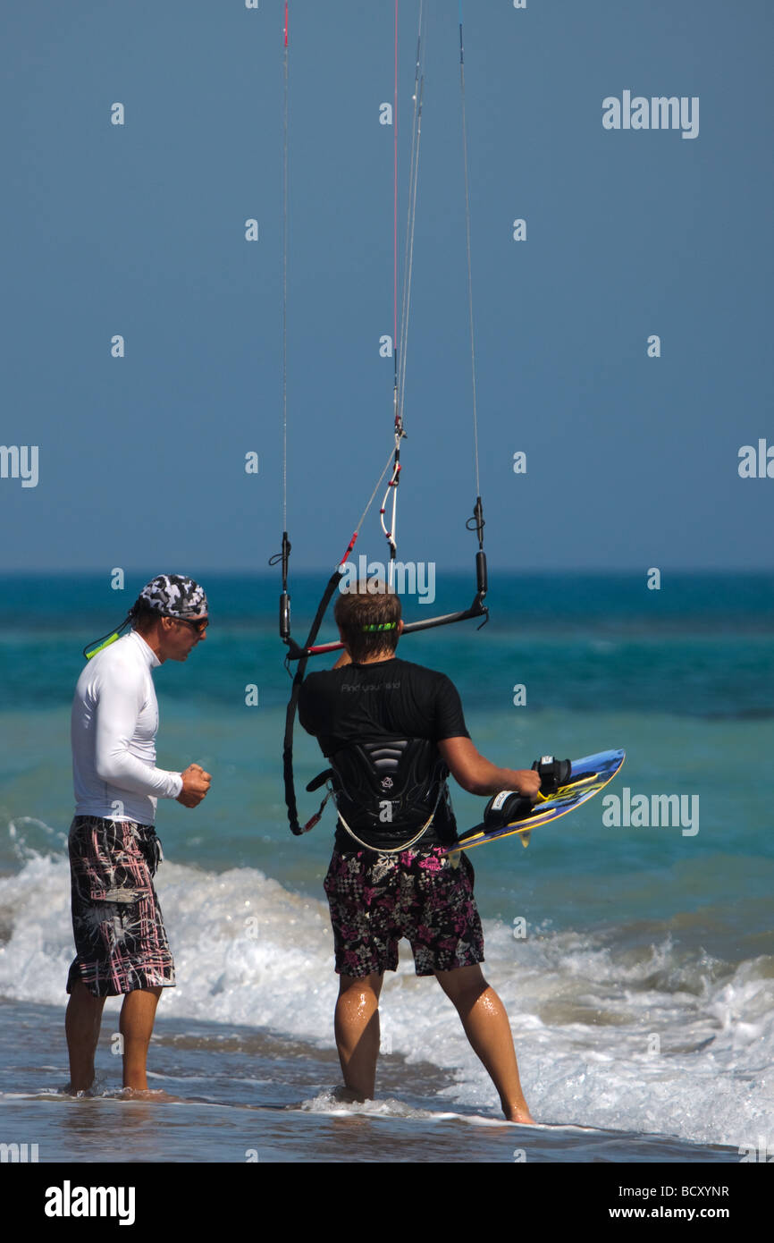 Imparare il kite surf in spiaggia Avdimou Cipro Foto Stock