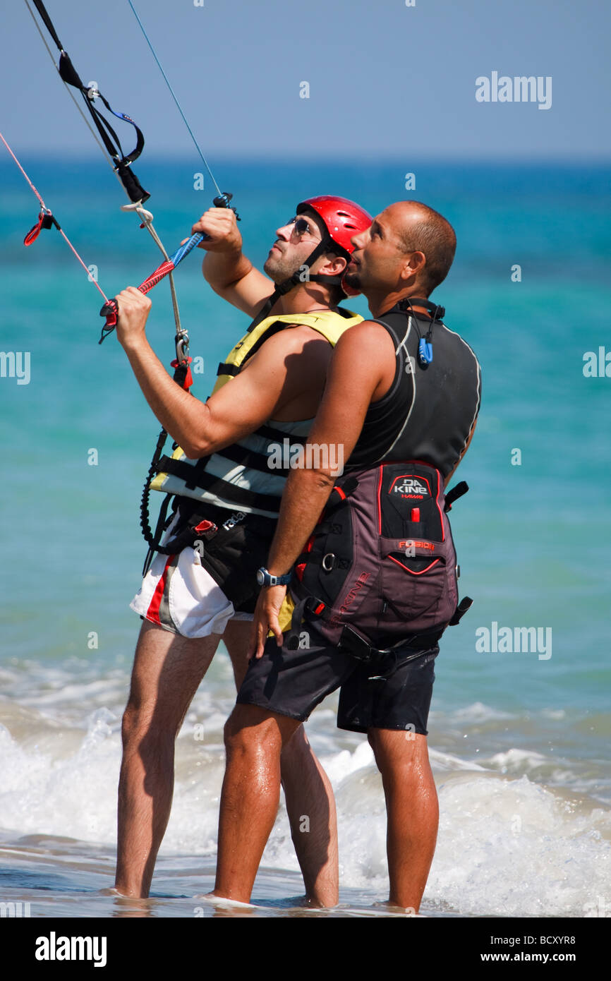 Imparare il kite surf in spiaggia Avdimou Cipro Foto Stock