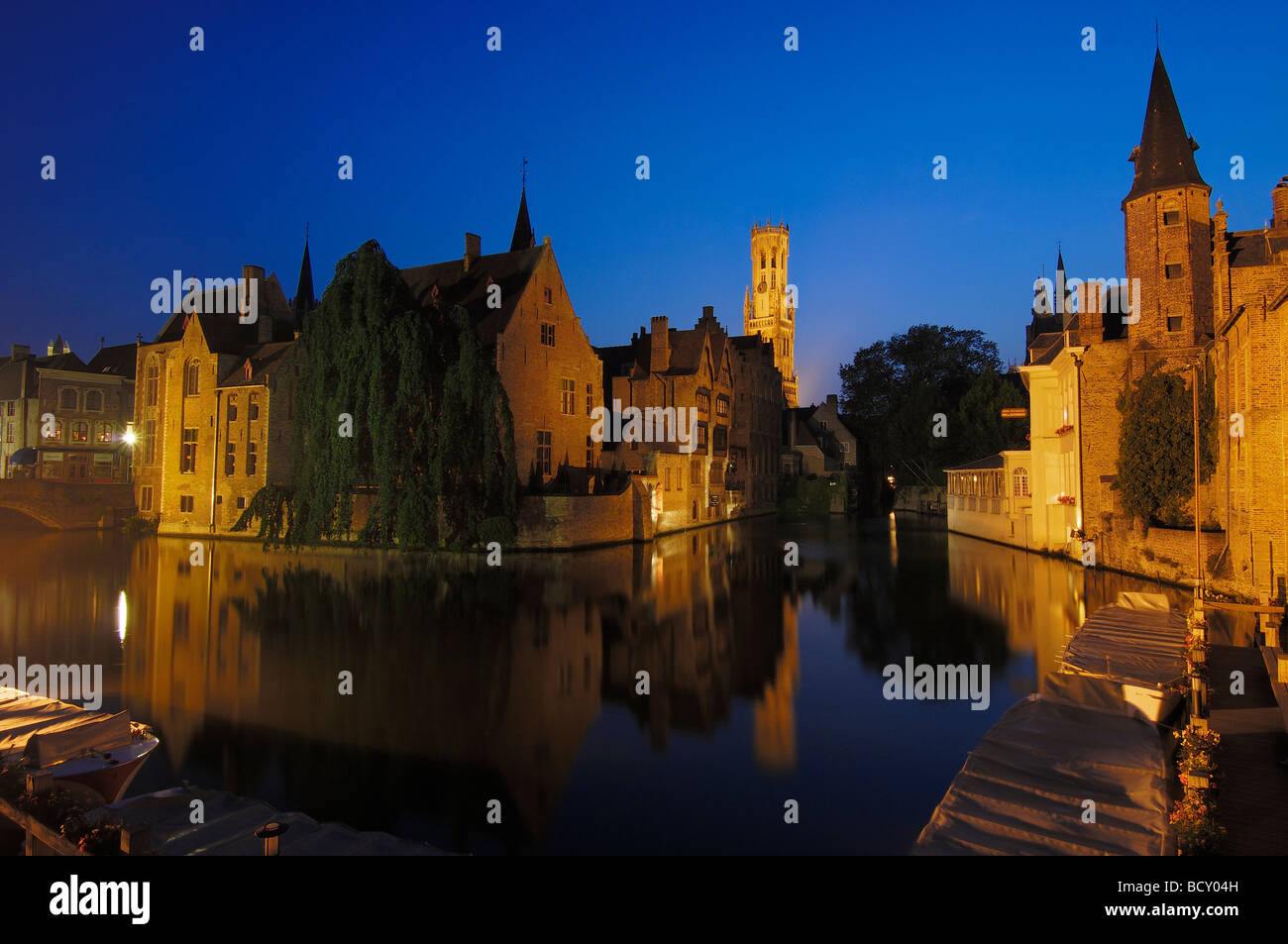 Belfry e il fiume Dijver al crepuscolo Brugges Fiandre Belgio Foto Stock