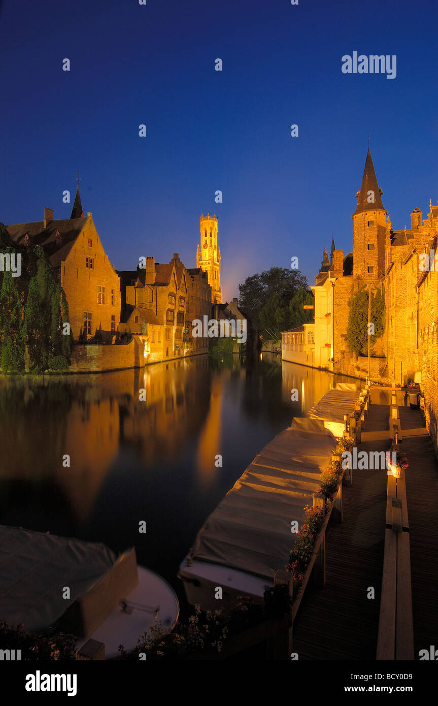 Belfry e il fiume Dijver al crepuscolo Brugges Fiandre Belgio Foto Stock