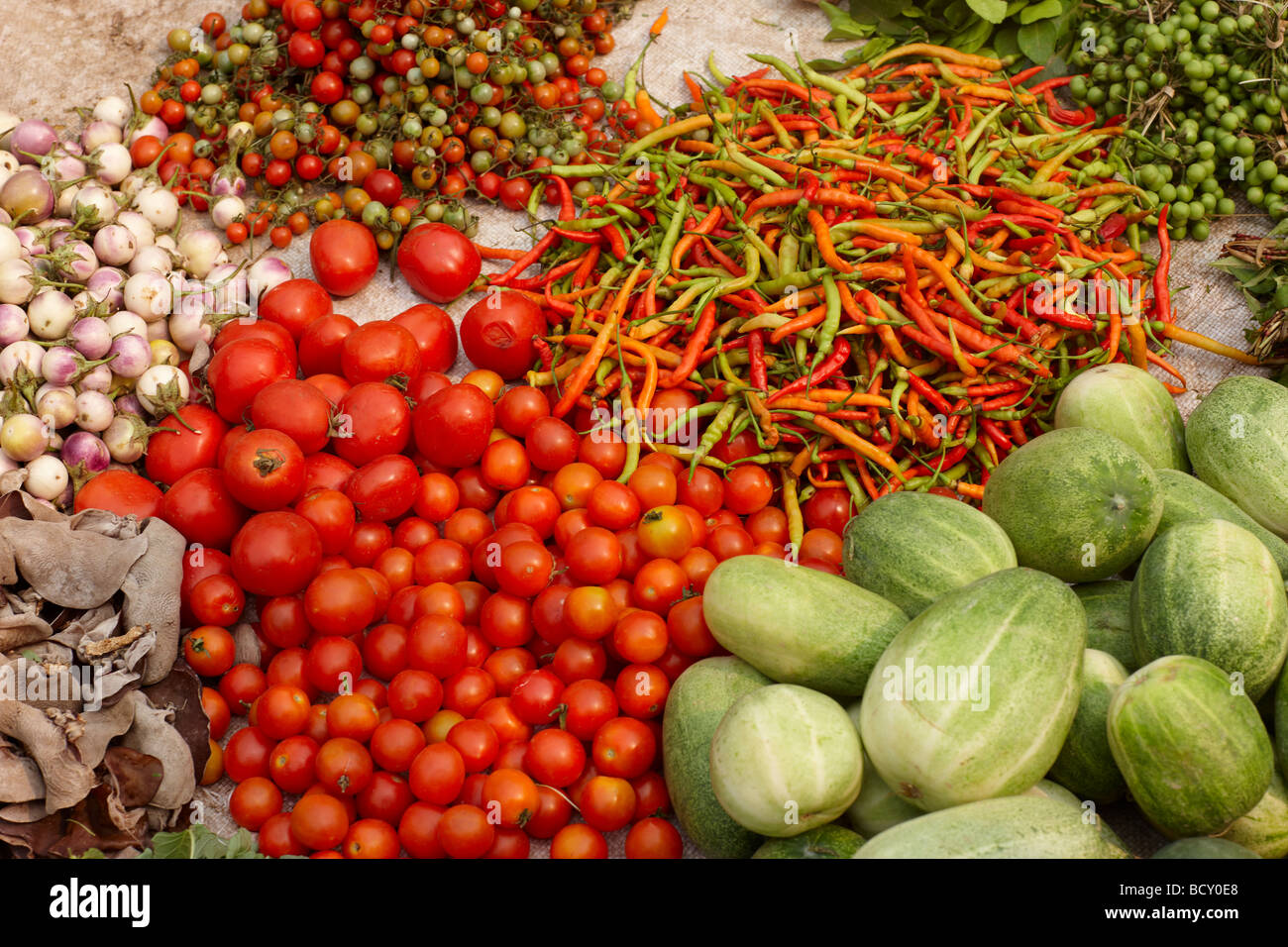 Le verdure e la frutta in vendita nel mercato a Luang Prabang, Laos Foto Stock