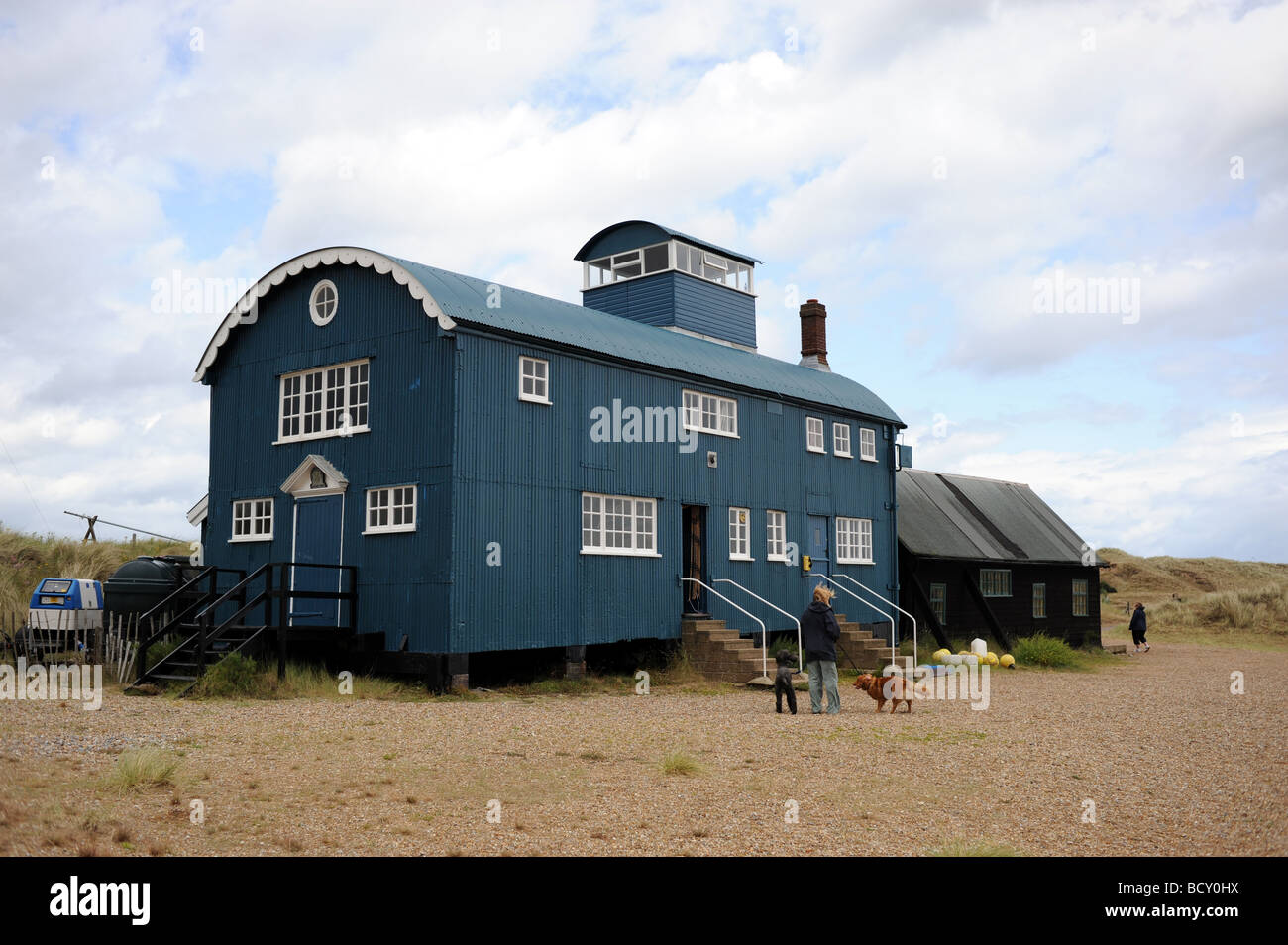 Il vecchio in disuso stazione scialuppa di salvataggio a Blakeney Point sulla Costa North Norfolk REGNO UNITO Foto Stock