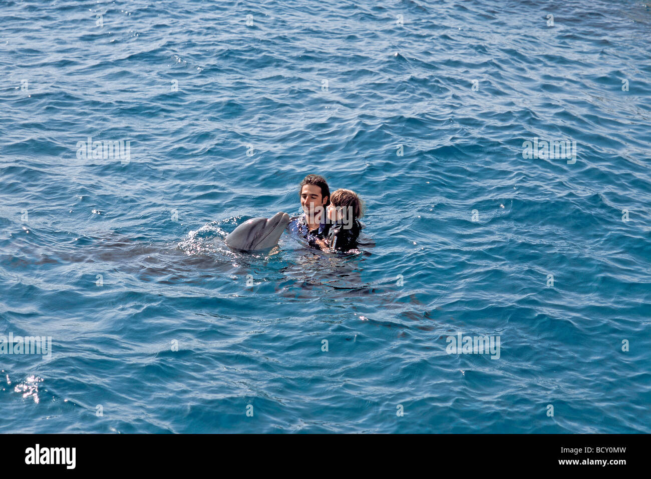 Bambino autistico riceve la terapia con dolphin trainer e Bottlenose Dolphin Foto Stock