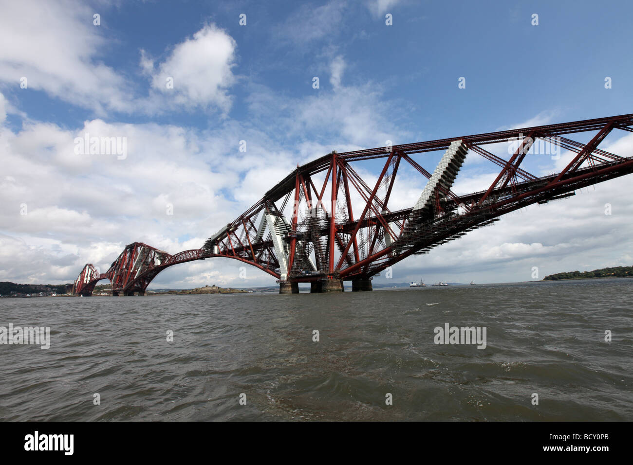 Il ferro Ponte di Forth Rail al di sopra della prima del via, Edimburgo, Scozia, Regno Unito visto coperto di impalcatura durante lavori di ingegneria Foto Stock