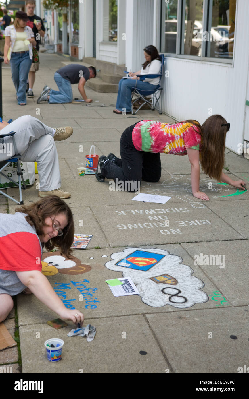 I partecipanti a un evento chiamato Chalk a piedi Oberlin Ohio Foto Stock
