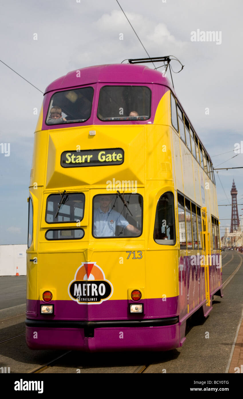 Un Blackpool tram viaggiano lungo la prom. Foto Stock