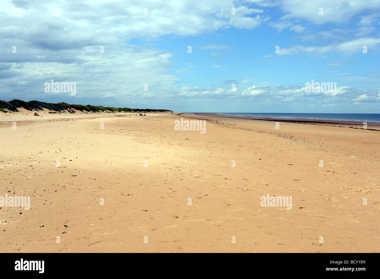 La bassa marea sulla spiaggia presso la RSPB Titchwell Marsh riserva naturale sulla Costa North Norfolk REGNO UNITO Foto Stock