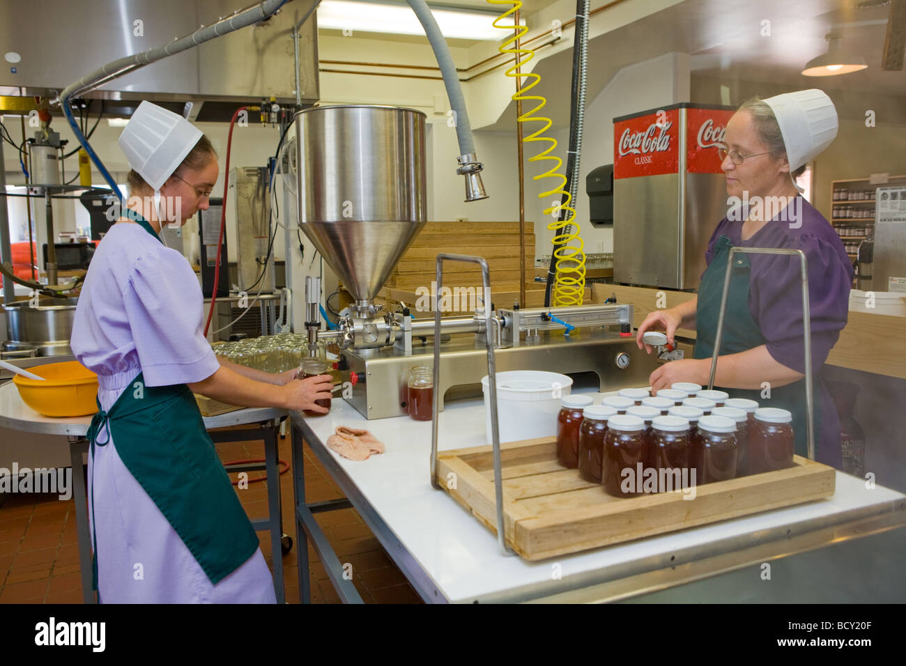 Le donne Amish rendendo jelly in Shipshewana Indiana Foto Stock