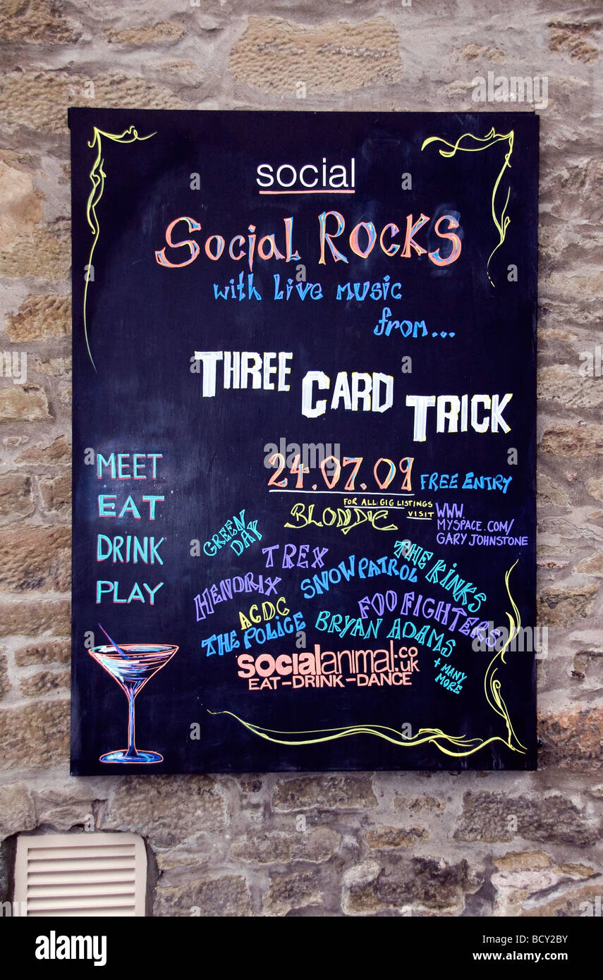 Club sociale pubblicità le loro buone offerte della settimana scritto su una lavagna appesa sul muro di Dundee Foto Stock
