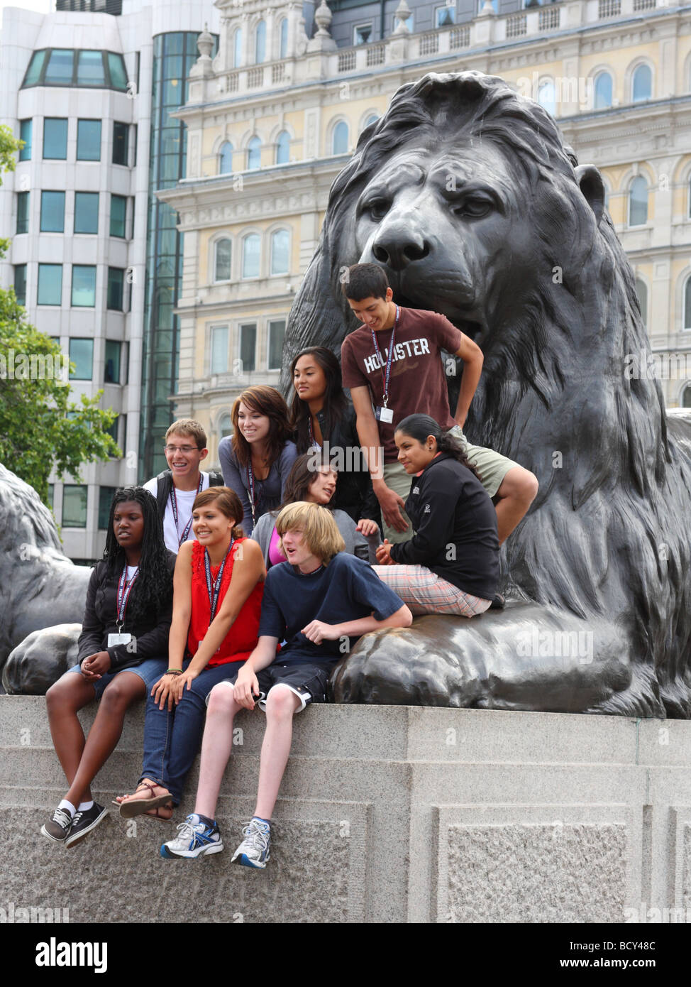 Gli studenti stranieri in scambio in Trafalgar Square a Londra, Inghilterra, Regno Unito Foto Stock