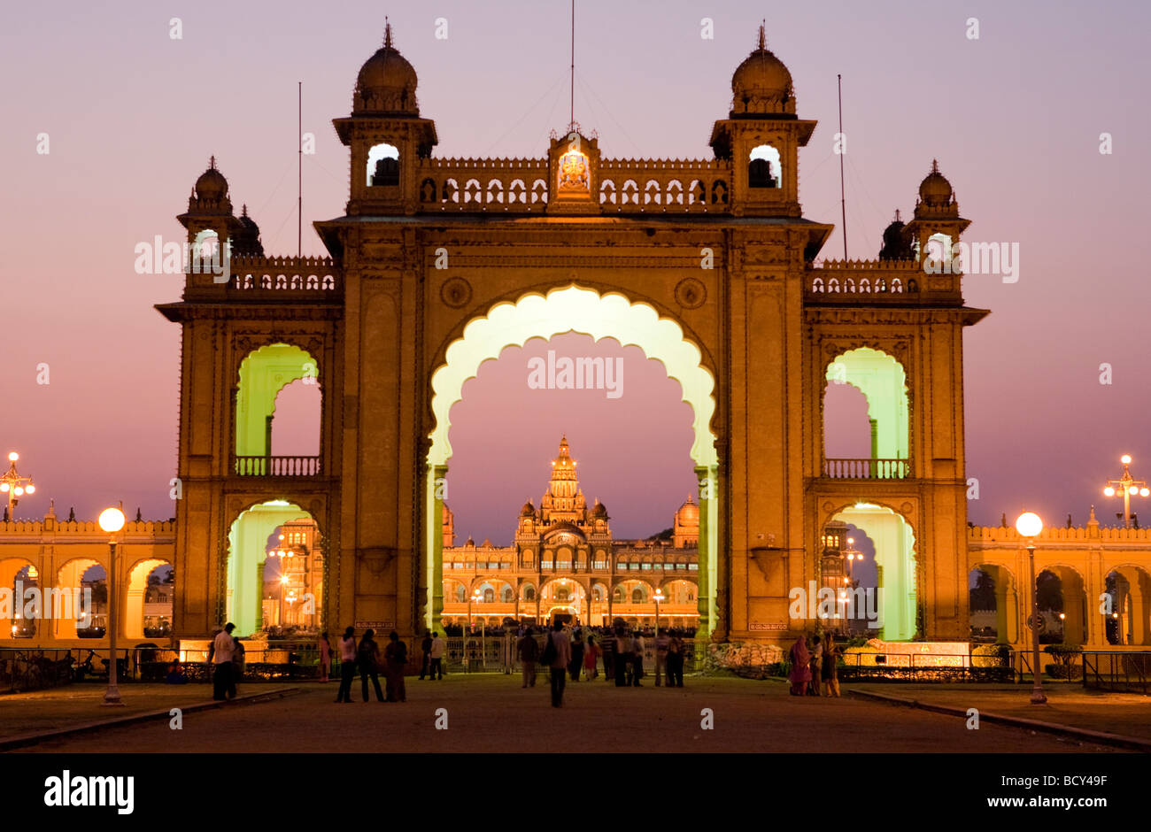 Ingresso ad arco per il Maharaja di Mysore Palace lo stato di Karnataka India Foto Stock