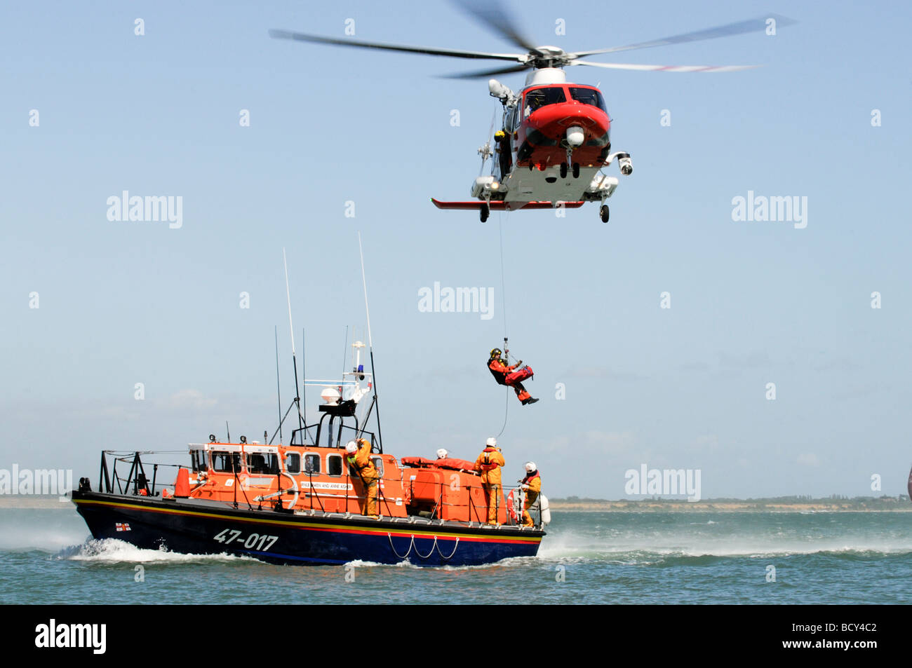 Agusta AW139 Coastguard Salvataggio in elicottero e RNLI Tyne classe scialuppa di salvataggio durante la dimostrazione di Salvataggio Foto Stock