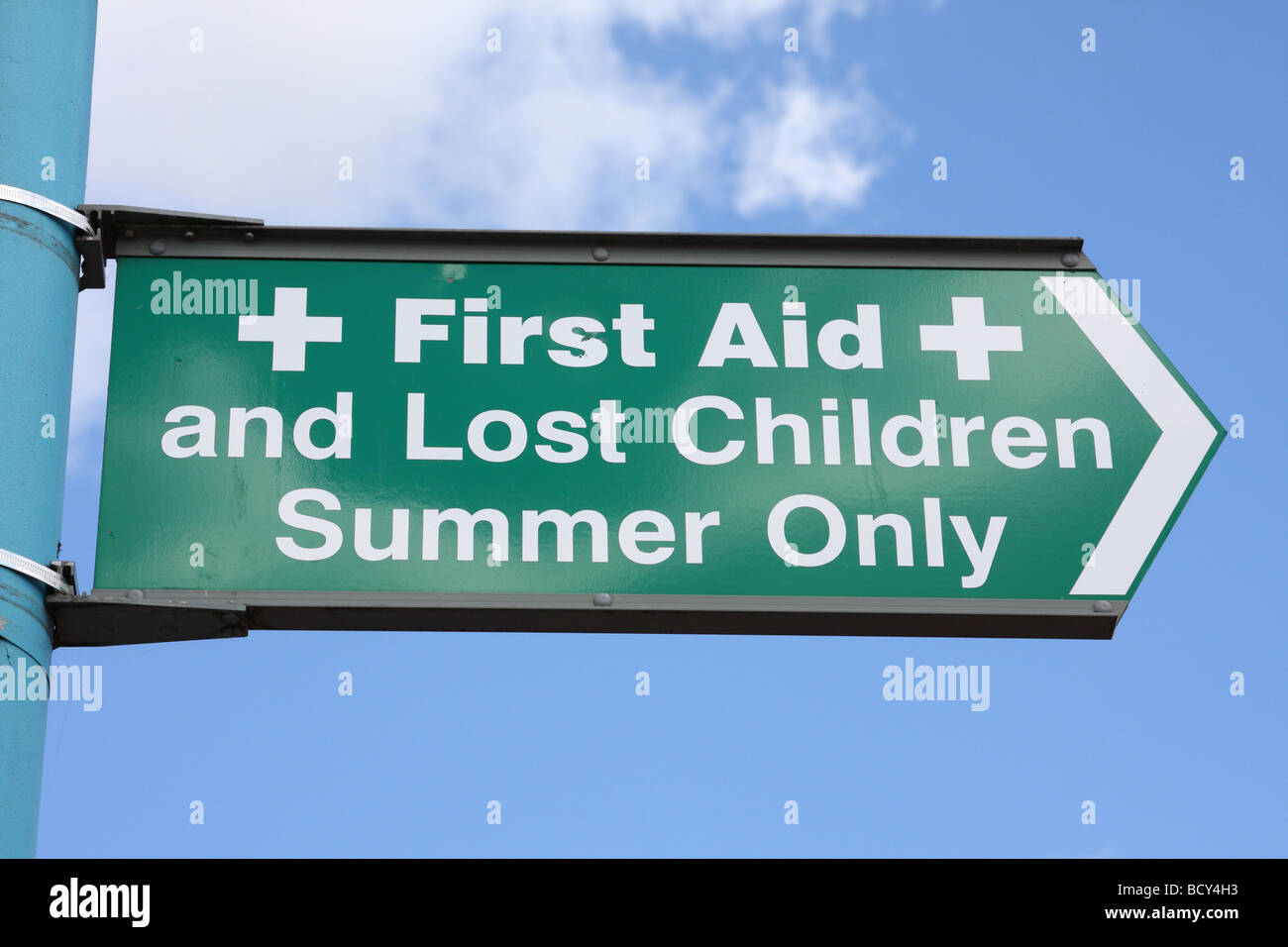 Primo Soccorso & Lost Children segno in un inglese holiday resort. Foto Stock