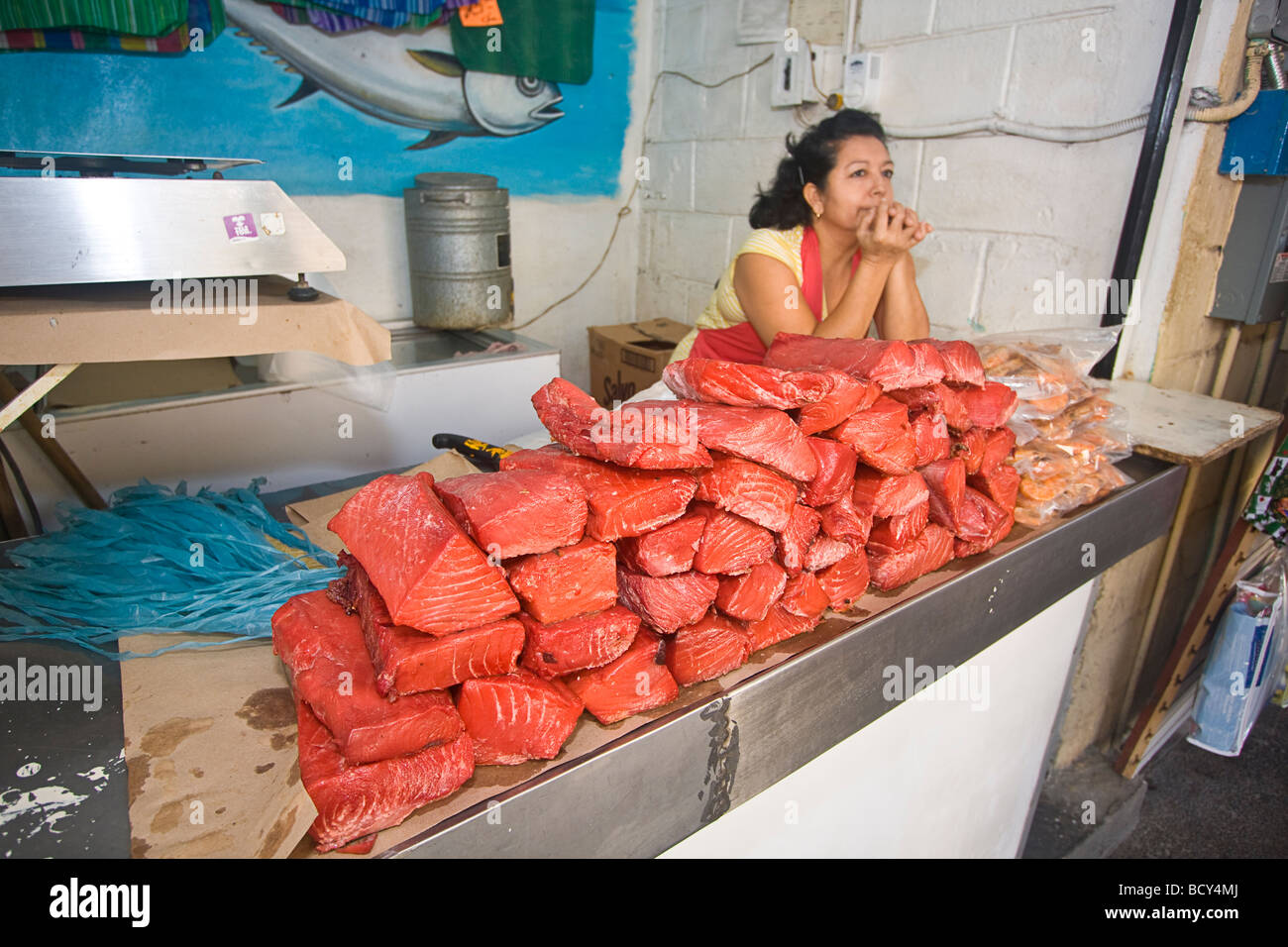 Merlino affumicato pesce per la vendita al di fuori del mercato Juarez in Mazatlan Messico. Si tratta di un popolare mercato locale per verdure pesce e carne Foto Stock